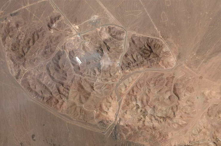Die USA haben unter anderem die gut befestigte unterirdische Uran-Anreicherungslage Fordo angegriffen. - © Planet Labs PBC/Planet Labs PBC via AP/dpa