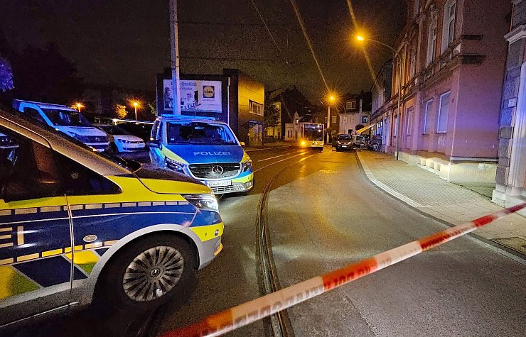 Die Polizei nahm einen Verdächtigen fest. - © Markus Gayk/dpa