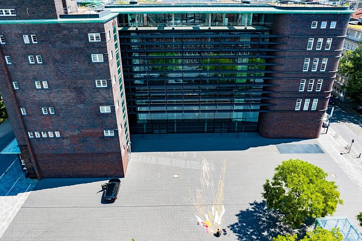 Auf 90 Quadratmetern verstecken die Künstlerinnen viele Details rund um Taylor Swifts Musik. - © Christoph Reichwein/dpa