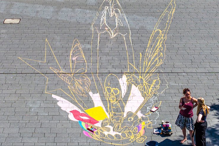 Stundenlang arbeiten die Künstlerinnen am Swift-Kunstwerk. - © Christoph Reichwein/dpa