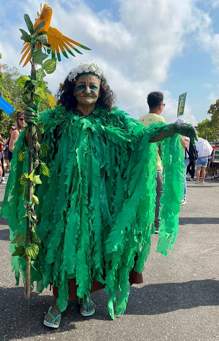 Aufwendig verkleidet zogen viele Klimaschützer durchs Zentrum der Millionenstadt Belém. - © Torsten Holtz/dpa