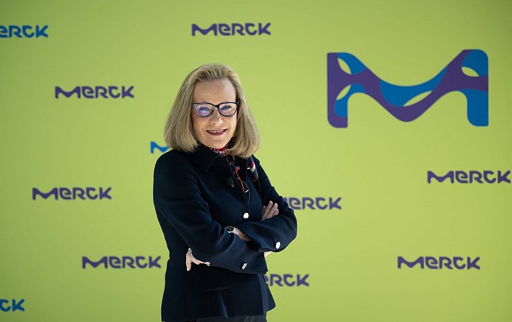 Merck-Chefin Belén Garijo war 2024 laut Studie die bestbezahlte Managerin (Archivbild) - © Arne Dedert/dpa