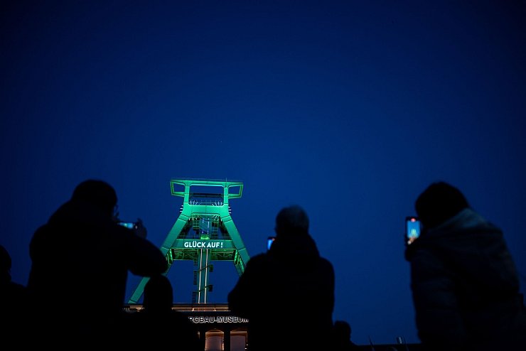 Ein Hingucker: Das Bergbau-Museum bei Dunkelheit im neuen Farbglanz. - © Fabian Strauch/dpa