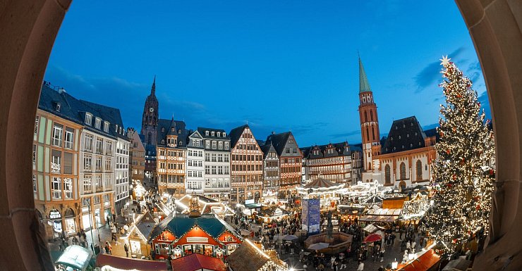 Die Weihnachtsmärkte in den Innenstädten ziehen traditionell eine große Zahl an Besuchern an. - © Boris Roessler/dpa