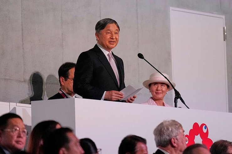 Auch Japans Kaiser Akihito nahm an der Eröffnungsfeier für die Expo teil. - © Hiro Komae/AP/dpa