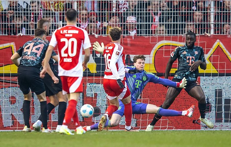 Beim Gegentor sah Bayern-Torwart Jonas Urbig nicht gut aus. - © Andreas Gora/dpa