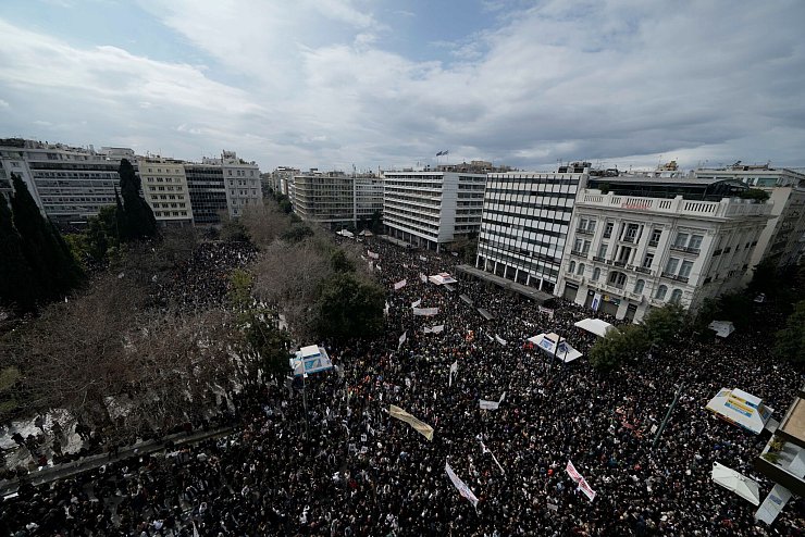 Rund 170.000 Menschen gingen allein in Athen auf die Straße. - © Thanassis Stavrakis/AP/dpa