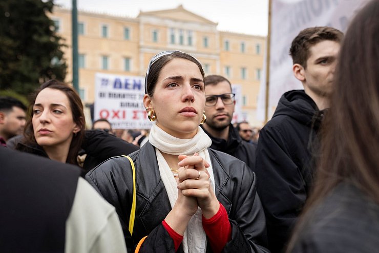 Bei dem schweren Zugunglück starben 57 Menschen. Das sorgt für Trauer und Wut bei Demonstrationen im ganzen Land. - © Socrates Baltagiannis/dpa