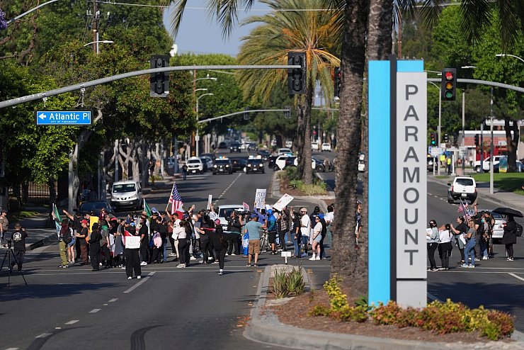 Seit Tagen laufen die Demonstrationen im Großraum Los Angeles - wie hier in Paramount. - © Jae C. Hong/AP/dpa
