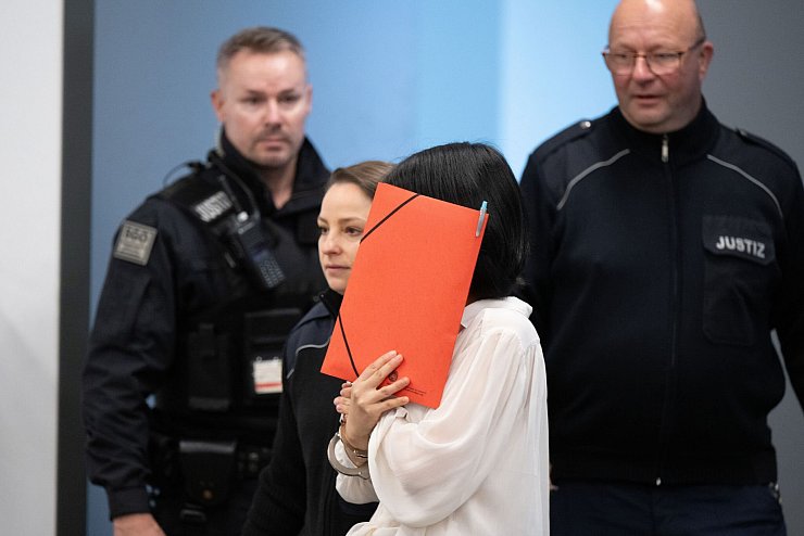 Auch eine Frau, die ehemalige Geliebte des Mitarbeiters, steht vor Gericht. - © Sebastian Kahnert/dpa