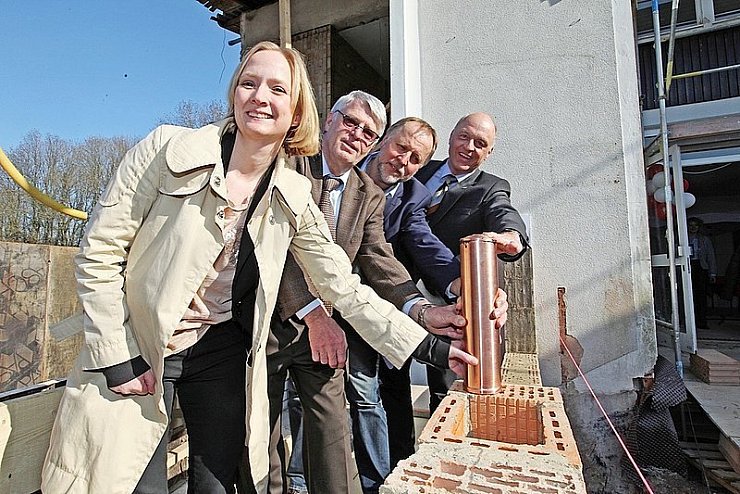 Prinzessin Maria zur Lippe, Herbert Dahle, Ferdinand Josef Aßmuth und Klaus Geise bei der Grundsteinlegung für das Wohnprojekt "Harlekin". - © Foto: Gerstendorf-Welle