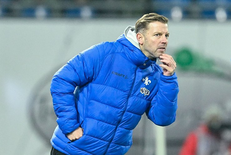Florian Kohfeldt schaut ganz genau hin. - © Uwe Anspach/dpa