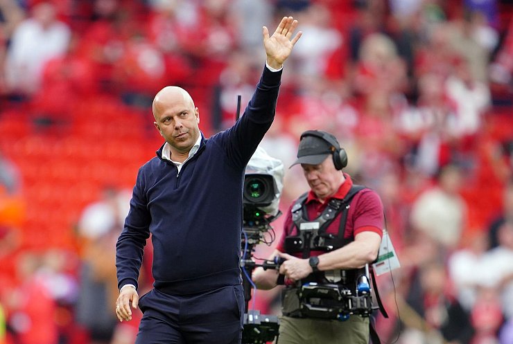 Bisher läuft es in Liverpool rund für den neuen Trainer Arne Slot. - © Peter Byrne/PA Wire/dpa