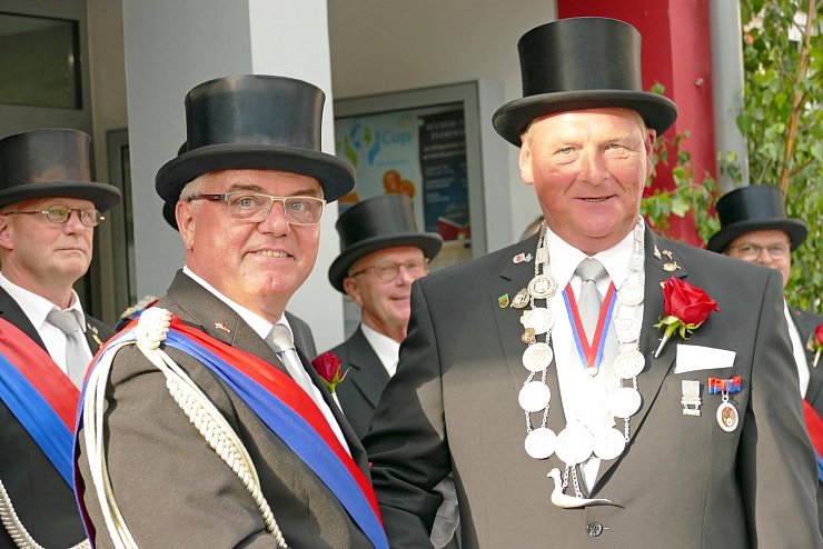 Proklamation: Brudermeister Dietrich Günnewich (vorn links) legt dem neuen König Thomas Roes die Königskette um. - © Achim Krause