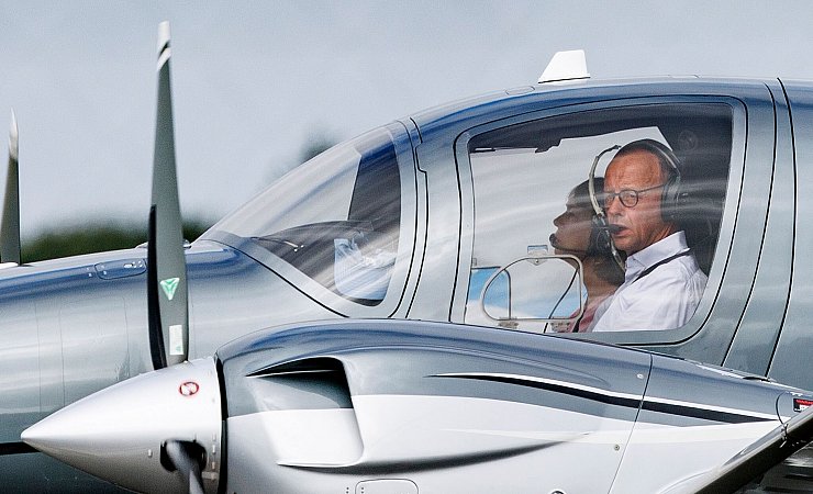 Friedrich Merz ist leidenschaftlicher Pilot. Darf er sein Flugzeug auch als Bundeskanzler noch selbst fliegen? - © Axel Heimken/dpa