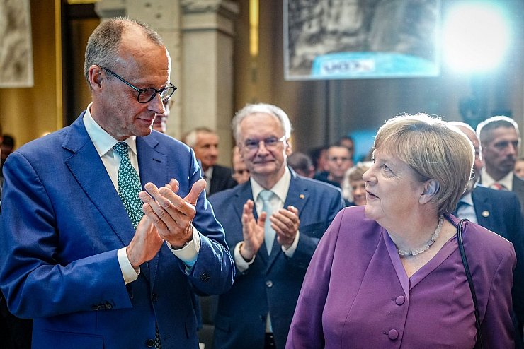 Seitdem die damalige CDU-Vorsitzende Angela Merkel Friedrich Merz 2002 vom Vorsitz der Unionsfraktion verdrängt hatte, gilt das Verhältnis der beiden CDU-Granden als belastet. (Archivbild) - © Kay Nietfeld/dpa