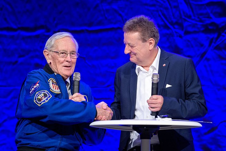 Raumfahrt ist ein besonderes Thema - hier US-Astronaut Charlie Duke mit Museumschef Heckl. (Archivbild) - © Matthias Balk/dpa