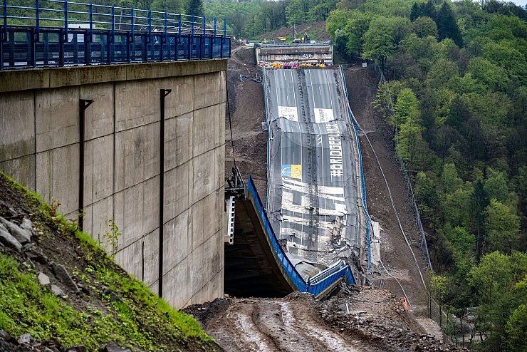 Die Brücke ist längst gesprengt, aber die schweren Folgen der einstigen Vollsperrung der Rahmede-Talbrücke und offene Fragen zu damaligen Entscheidungen sind noch nicht aufgearbeitet. (Archivbild) - © Markus Klümper/dpa