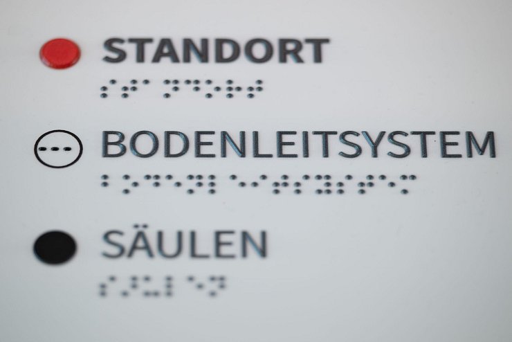 Öffentliche Gebäude sind häufig mit Informationen in Brailleschrift ausgestattet - wie hier in Dresden. - © Sebastian Kahnert/dpa