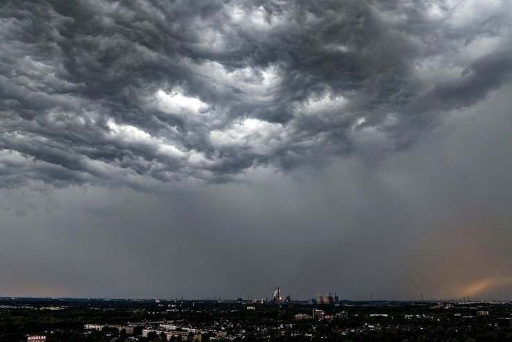 Im Westen sind heute Gewitter und Starkregen möglich. (Symbolbild) - © Christoph Reichwein/dpa