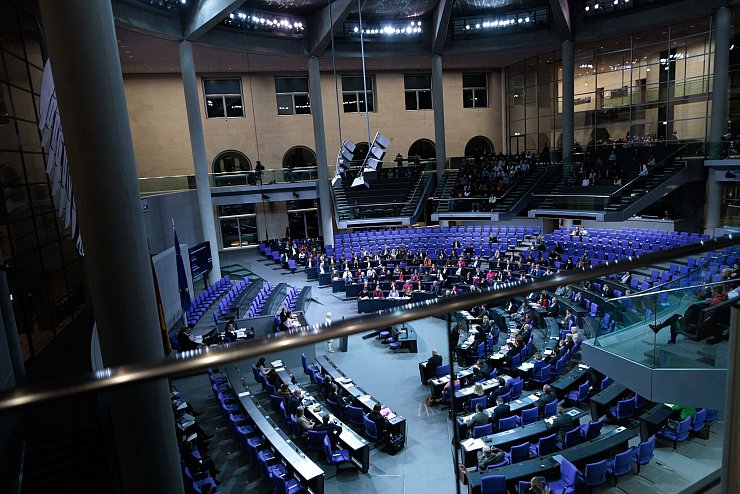 Der Reform-Antrag einer überfraktionellen Gruppe von 328 Abgeordneten wird nun im Rechtsausschuss weiter beraten. - © Carsten Koall/dpa