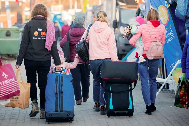 Bereits in den ersten Kriegsmonaten kamen rund eine Million Flüchtlinge aus der Ukraine nach Deutschland. (Archivfoto) - © Christoph Soeder/dpa