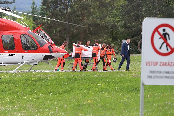 Rettungskräfte bringen den verletzten Robert Fico aus einem Rettungshubschrauber in ein Krankenhaus in Banska Bystrica. - © Jan Kroslák/TASR/dpa