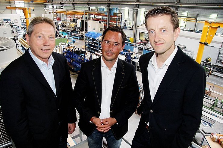 Die Firma Dreckshage mit den Geschäftsführern Werner Schäper, Christian Jordan und Christian Steffen (von links) fertigt in Asemissen unter anderem Kunststoffteile. Sieben Arbeitsplätze sind hinzugekommen. - © Foto: Rademacher