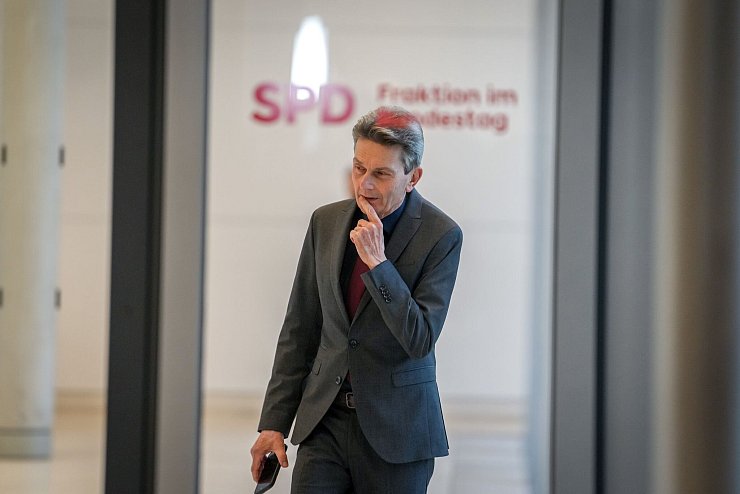 SPD-Fraktionschef Rolf Mützenich wirkte mit am Kompromiss bei der Terminfindung - © Kay Nietfeld/dpa
