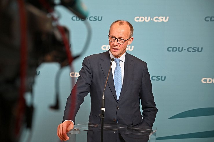 CDU-Chef Friedrich Merz zeigt sich am Ende zufrieden mit dem Wahltermin - © Anna Ross/dpa