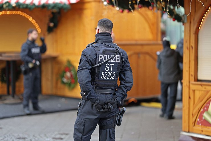Auch die Polizei zeigte Präsenz. - © Matthias Bein/dpa