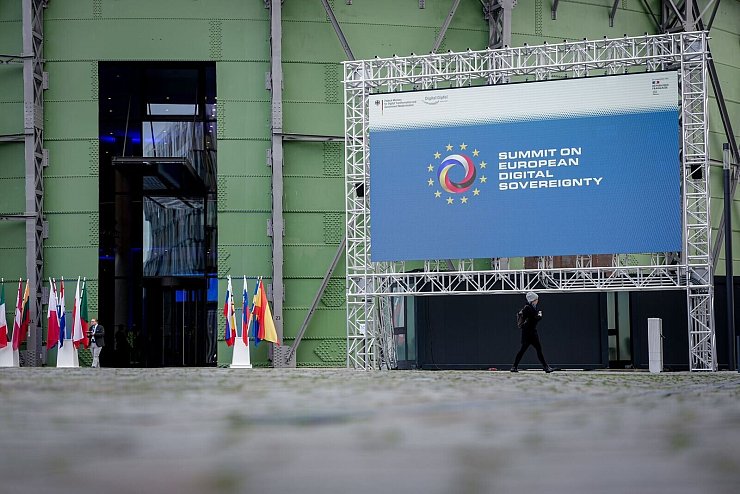 Rund 1.000 Gäste aus Frankreich, Deutschland und anderen EU-Ländern trafen sich auf dem EUREF-Forschungscampus in Berlin und diskutierten über digitale Souveränität. - © Kay Nietfeld/dpa