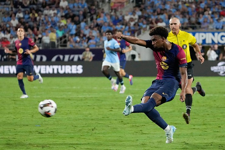 Für Flick war es das erste Testspiel mit dem neuen Club. - © John Raoux/AP/dpa