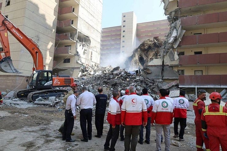 Rettungskräfte versuchen, Überlebende nach einem israelischen Angriff auf Teheran zu finden. - © Uncredited/Iranian Red Crescent Society/dpa