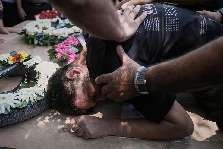 Angehörige trauern um ein Opfer eines iranischen Angriffs. - © Mahmoud Illean/AP/dpa