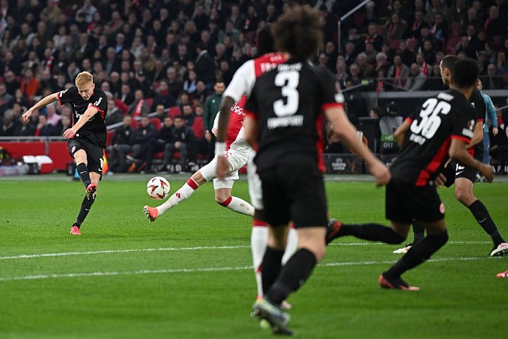 Hugo Larsson traf mit einem platzierten Schuss zum 1:1. - © Arne Dedert/dpa