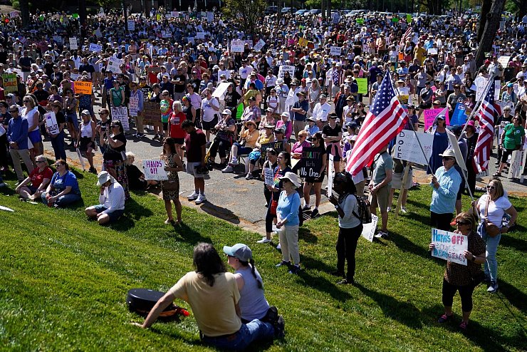 Auch in Charlotte im Bundesstaat North Carolina versammelten sich Demonstranten. - © Erik Verduzco/AP/dpa