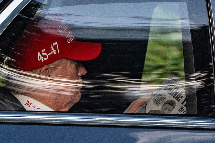 Trump selbst verbrachte das Wochenende nicht in der US-Hauptstadt, sondern beim Golfen im Bundesstaat Florida. - © Alex Brandon/AP/dpa