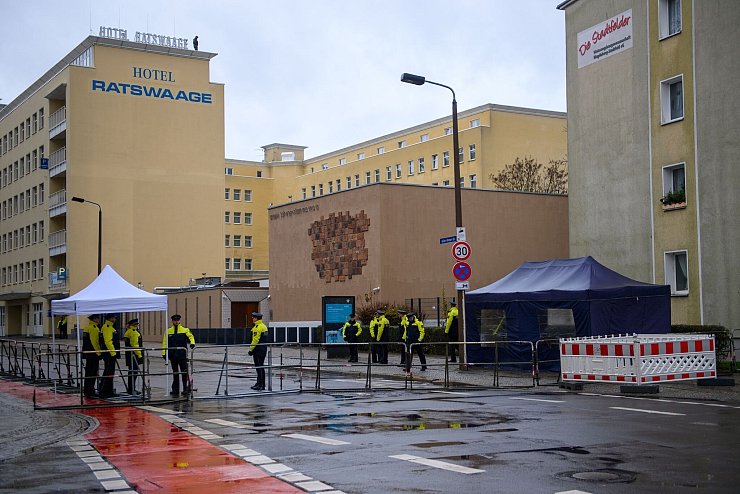 Polizisten sichern das Gelände um die Neue Synagoge in Magdeburg. - © Klaus-Dietmar Gabbert/dpa