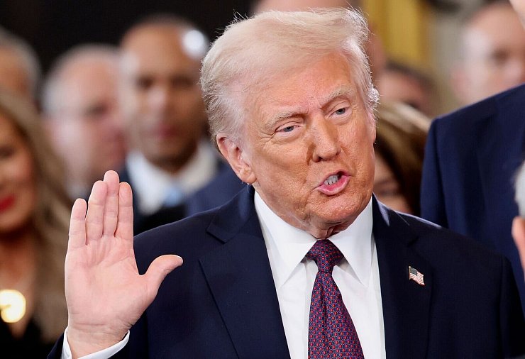Der designierte Präsident Donald Trump legt während der 60. Amtseinführung des Präsidenten in der Rotunde des US-Kapitols in Washington den Amtseid ab. - © Kevin Lamarque/Pool Reuters/AP/dpa