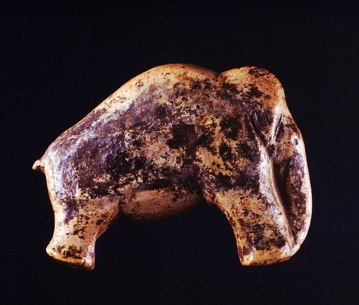 Eiszeitmenschen haben Skulpturen aus Mammut-Elfenbein angefertigt, wie diese rund 35.000 Jahre alte Darstellung eines Mammuts. (Illustration) - © picture-alliance/ dpa