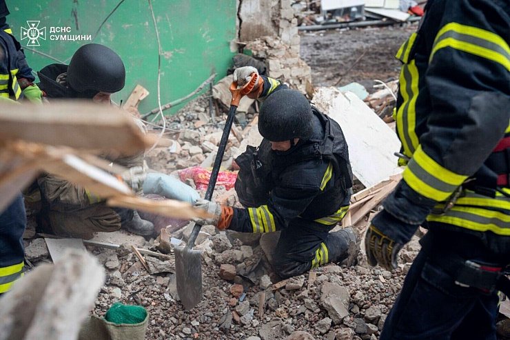 Mehrere Menschen wurden bei dem Drohnentreffer auf ein Haus in Hluchiw getötet. - © Ukrainian Emergency Service/Ukrainian Emergency Service/AP