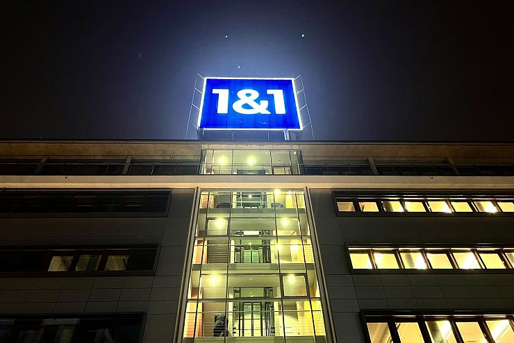 1&1-Logo an der Firmenzentrale in Montabaur (Rheinland-Pfalz) - das Unternehmen ist der vierte deutsche Handynetzbetreiber. - © Wolf von Dewitz/dpa