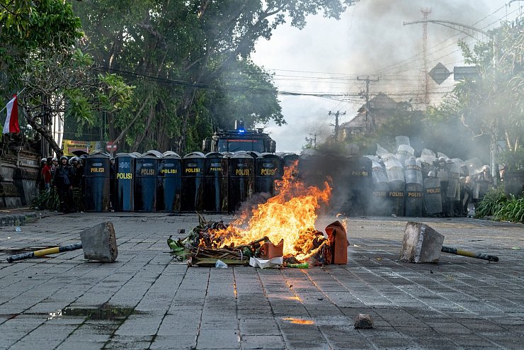 Die Polizei setzte auch Tränengas ein. - © Dicky Bisinglasi/SOPA Images via ZUMA Press Wire/dpa