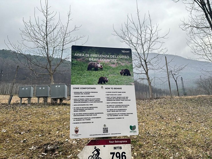 Schilder warnen im Trentino vor Bären. (Archivfoto) - © Robert Messer/dpa