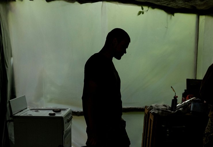 Angehörige der 28. Brigade bauen in der Region Donezk Befestigungsanlagen und Artillerieabdeckungen. - © Svet Jacqueline/ZUMA Press Wire/dpa