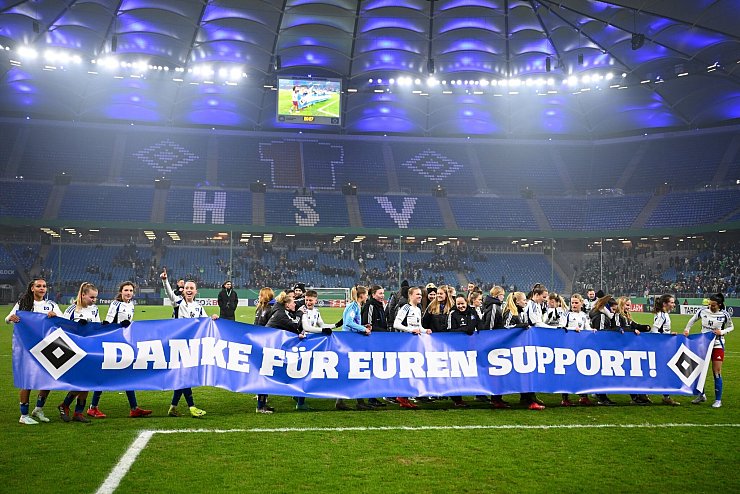57.000 Zuschauer im Pokal-Halbfinale ist die größte Kulisse, die es jemals auf Vereinsebene im deutschen Frauenfußball gab. - © Gregor Fischer/dpa