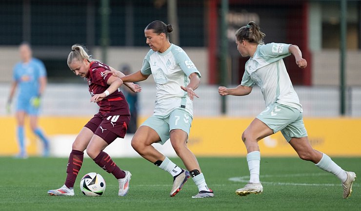 Die Hamburgerin Larissa Mühlhaus (Mitte) stürmt jetzt für Werder Bremen. - © Hendrik Schmidt/dpa