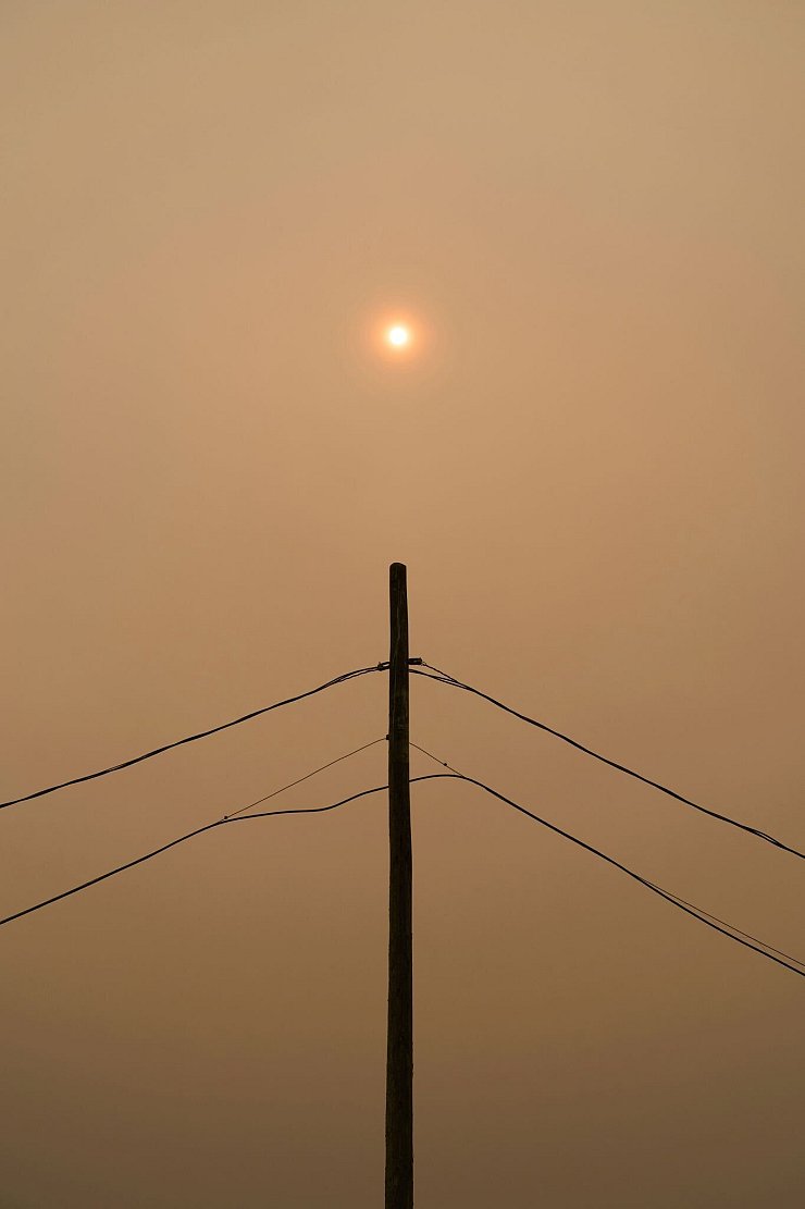 Rauch verdeckt die Sonne, während Waldbrände im Norden Manitobas wüten. - © David Lipnowski/The Canadian Press/AP/dpa