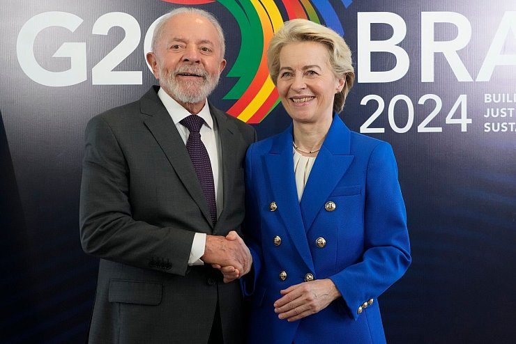 EU-Kommissionspräsidentin von der Leyen will Lulas Allianz gegen Hunger und Armut unterstützen. - © Eraldo Peres/AP/dpa